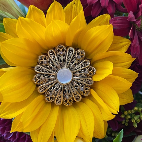 Vintage Jewelry - Vintage Antique Gold and Pearl Round Flower Crystal Petal Classic Brooch